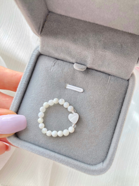 Elastyczny pierścionek z masy perłowej z serduszkiem PURE LOVE SILVER Elastyczny pierścionek z masy perłowej z serduszkiem PURE LOVE SILVER